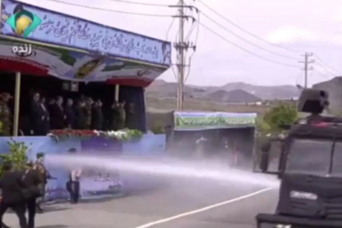 Что-то пошло не так: военнослужащих на параде в Иране облили из водомета - ВИДЕО